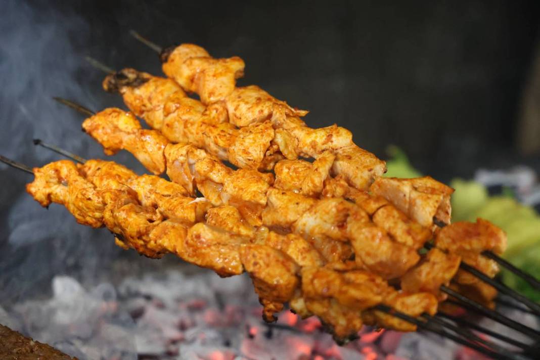 O kentteki lokantada kebap fiyatlarını görenlerin gözleri fal taşı gibi açıldı! Emin olmak için fiyatını defalarca soruyorlar 4